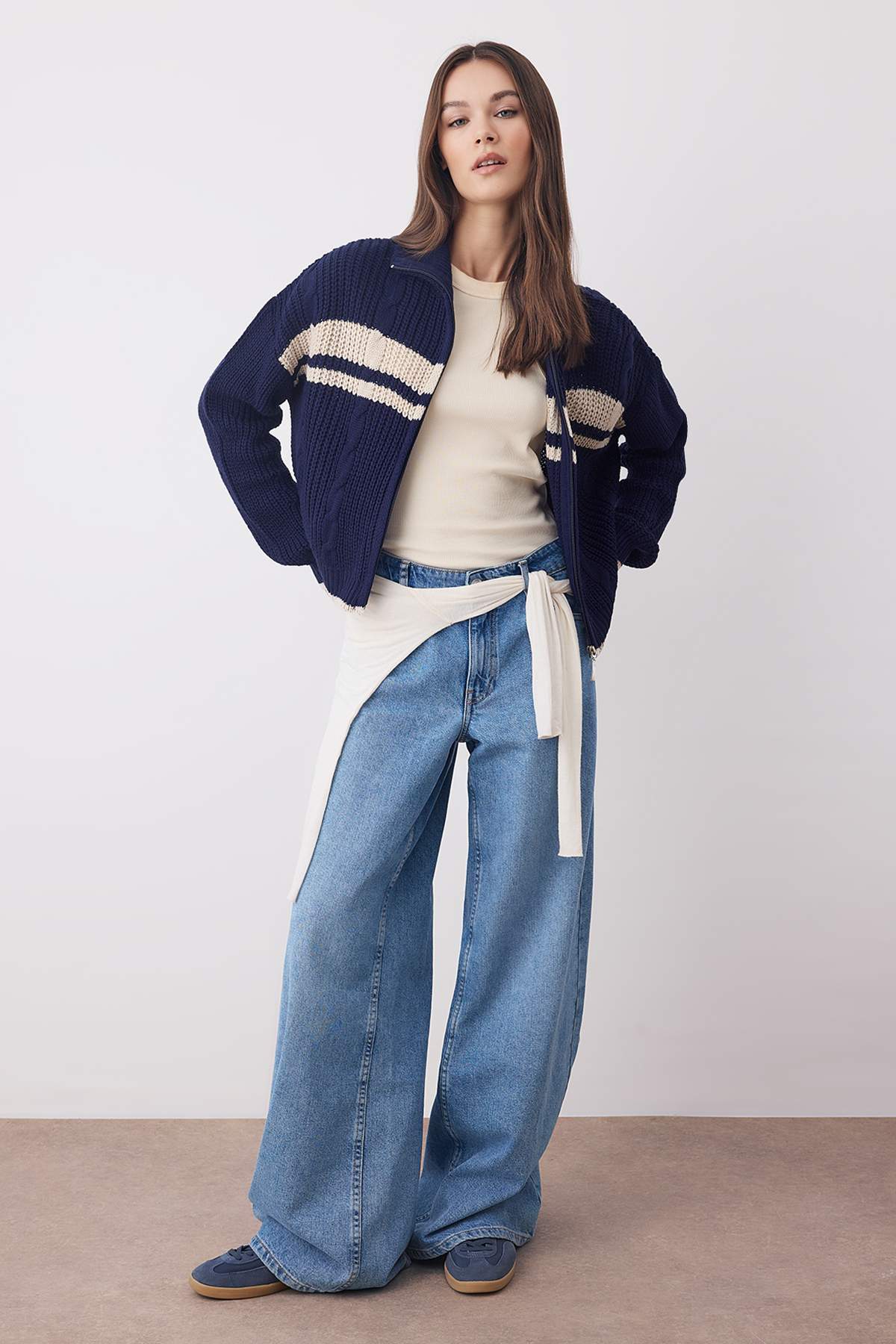 Trendyolmilla  Lacivert Crop Renk Bloklu Dik Yaka Triko Hırka TWOAW24HI00238 - Görsel 3