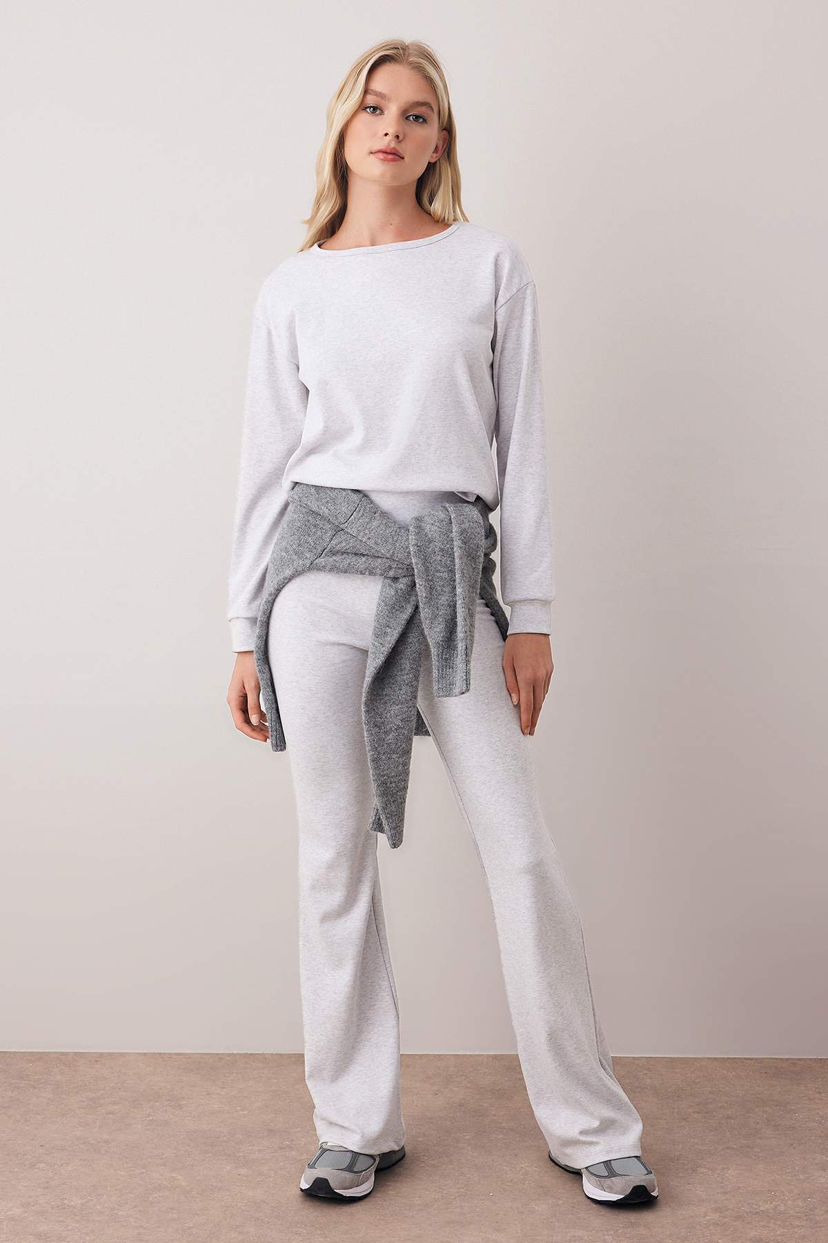 Trendyolmilla  Gri Melanj Bisiklet Yaka Regular Üst Flare/İspanyol Paça Örme Alt - Üst Takım TWOAW26AU00099