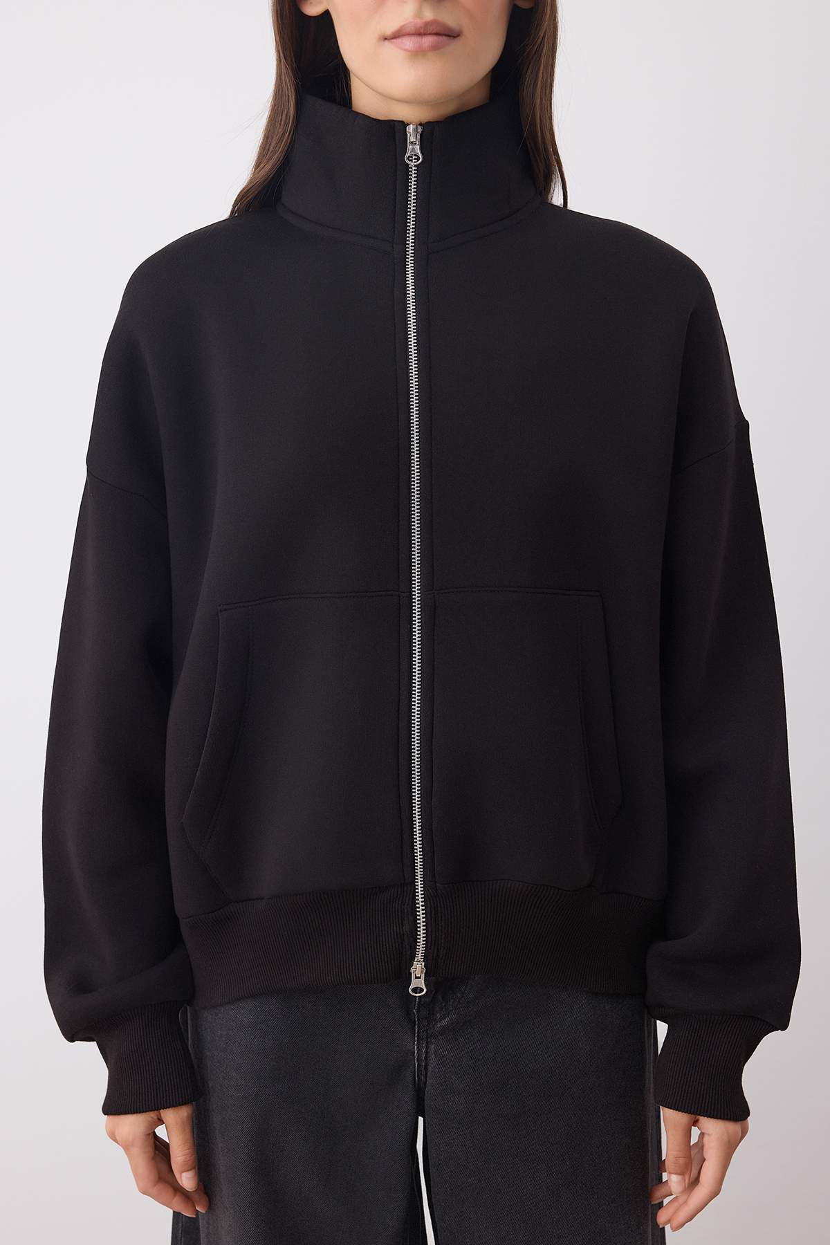 Trendyolmilla  Siyah Oversize/Geniş Kalıp Fermuarlı Dik Yaka Kalın Örme Sweatshirt TWOAW26SW00070 - Görsel 3