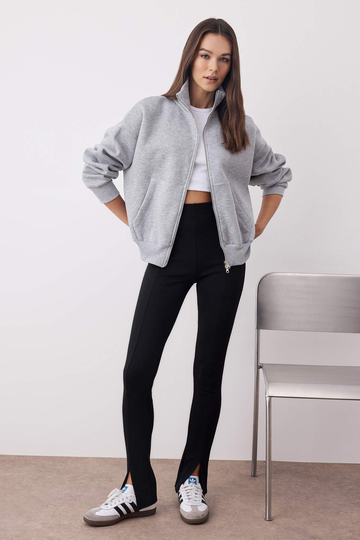 Trendyolmilla  Gri Melanj Oversize/Geniş Kalıp Fermuarlı Dik Yaka Kalın Örme Sweatshirt TWOAW26SW00070 - Görsel 2