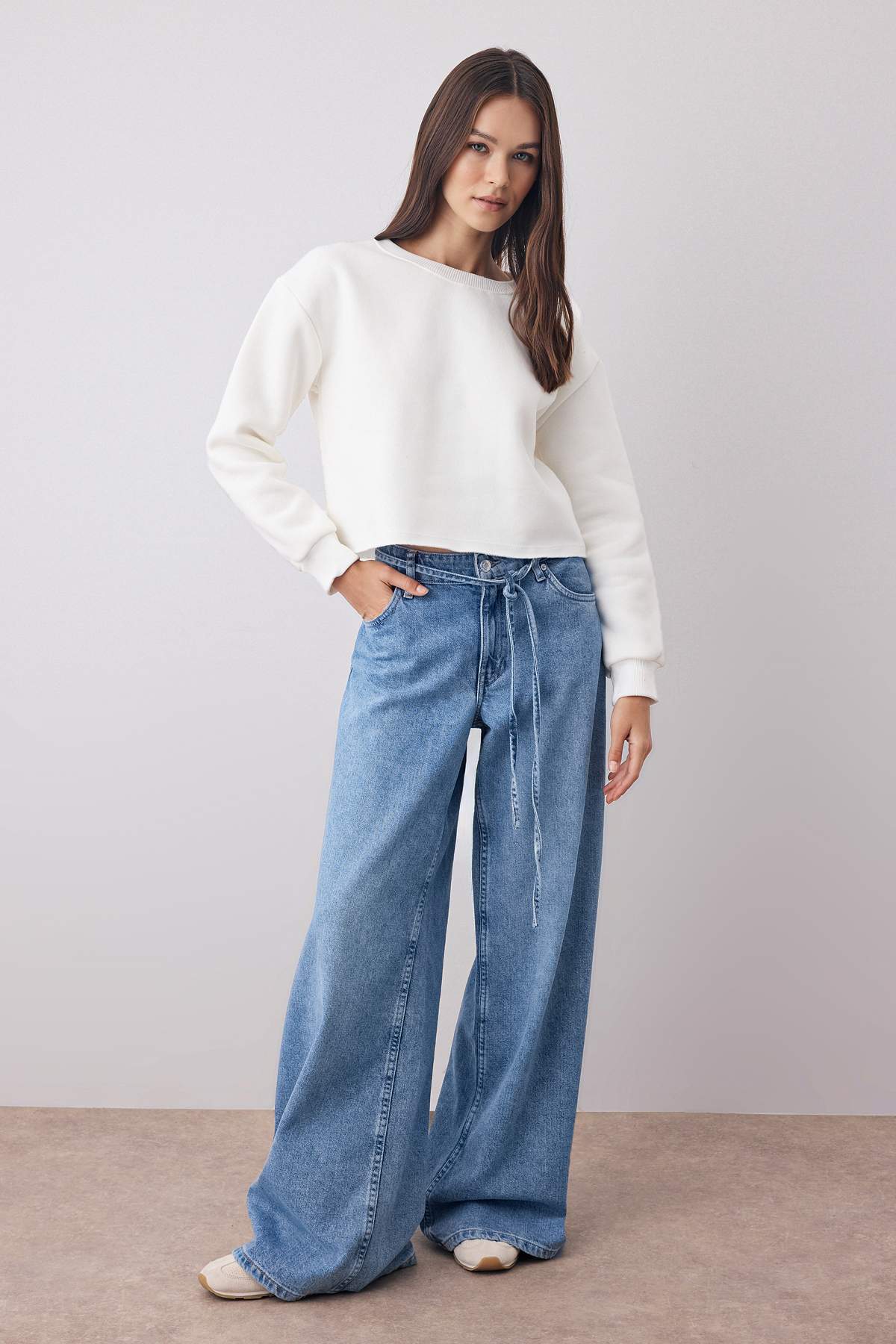 Trendyolmilla  Ekru Kalın İçi Polarlı Bisiklet Yaka Crop Örme Sweatshirt TWOAW26SW00093 - Görsel 2