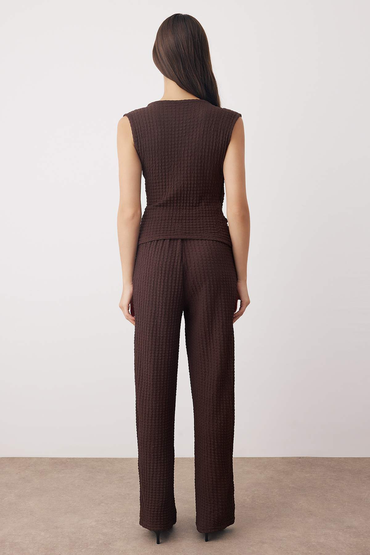 Trendyolmilla  Kahverengi Kruvaze Akseusar Detaylı Dokulu Esnek Örme Alt - Üst Takım TWOSS25AU00137 - Görsel 4