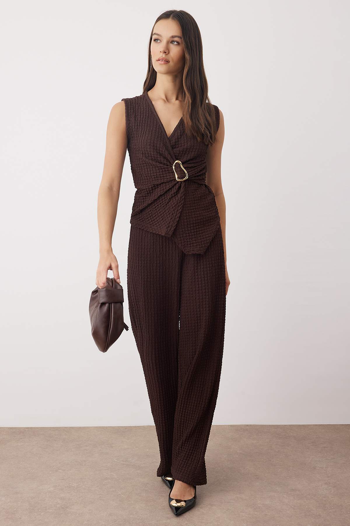 Trendyolmilla  Kahverengi Kruvaze Akseusar Detaylı Dokulu Esnek Örme Alt - Üst Takım TWOSS25AU00137 - Görsel 2