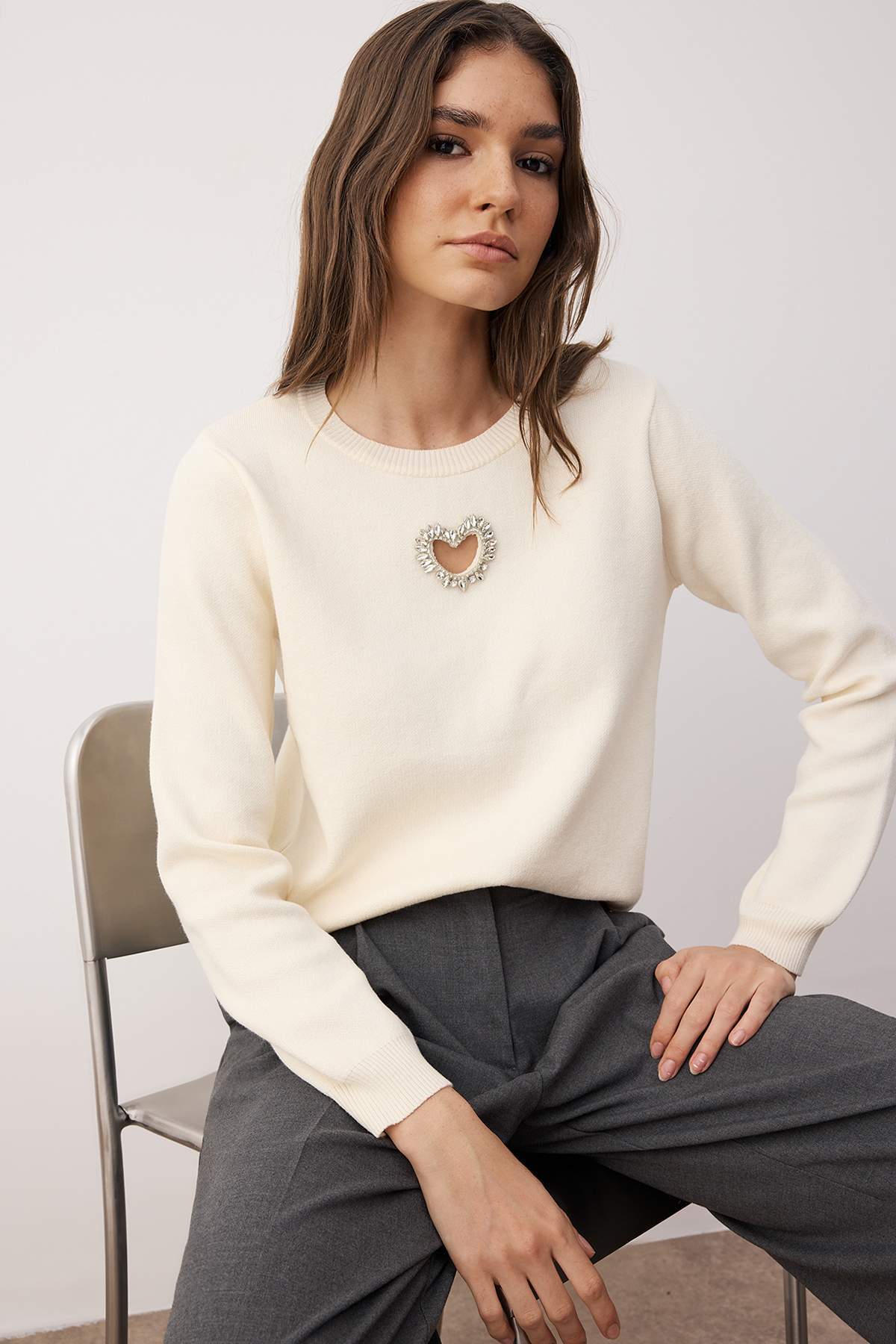 Trendyolmilla  Ekru Kalp Cut Out/Pencere Detaylı Triko Kazak TWOAW26KZ00202 - Görsel 2