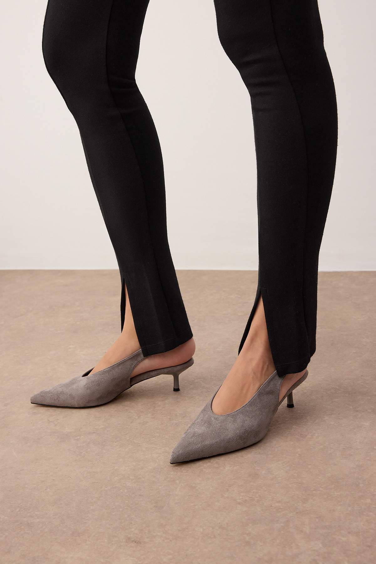 TRENDYOL SHOES Graue Wildleder-Schuhe mit spitzer Zehenpartie für Damen, 4 cm...