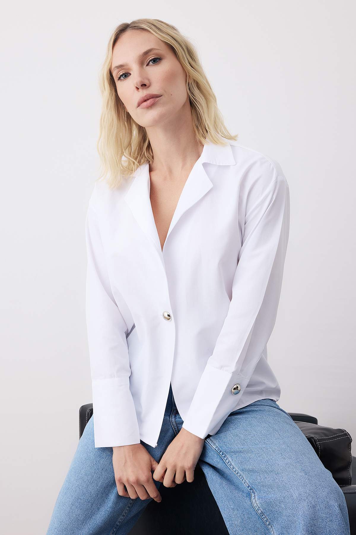 Trendyolmilla  Beyaz Gümüş Toka Detaylı Gömlek TWOAW26GO00061