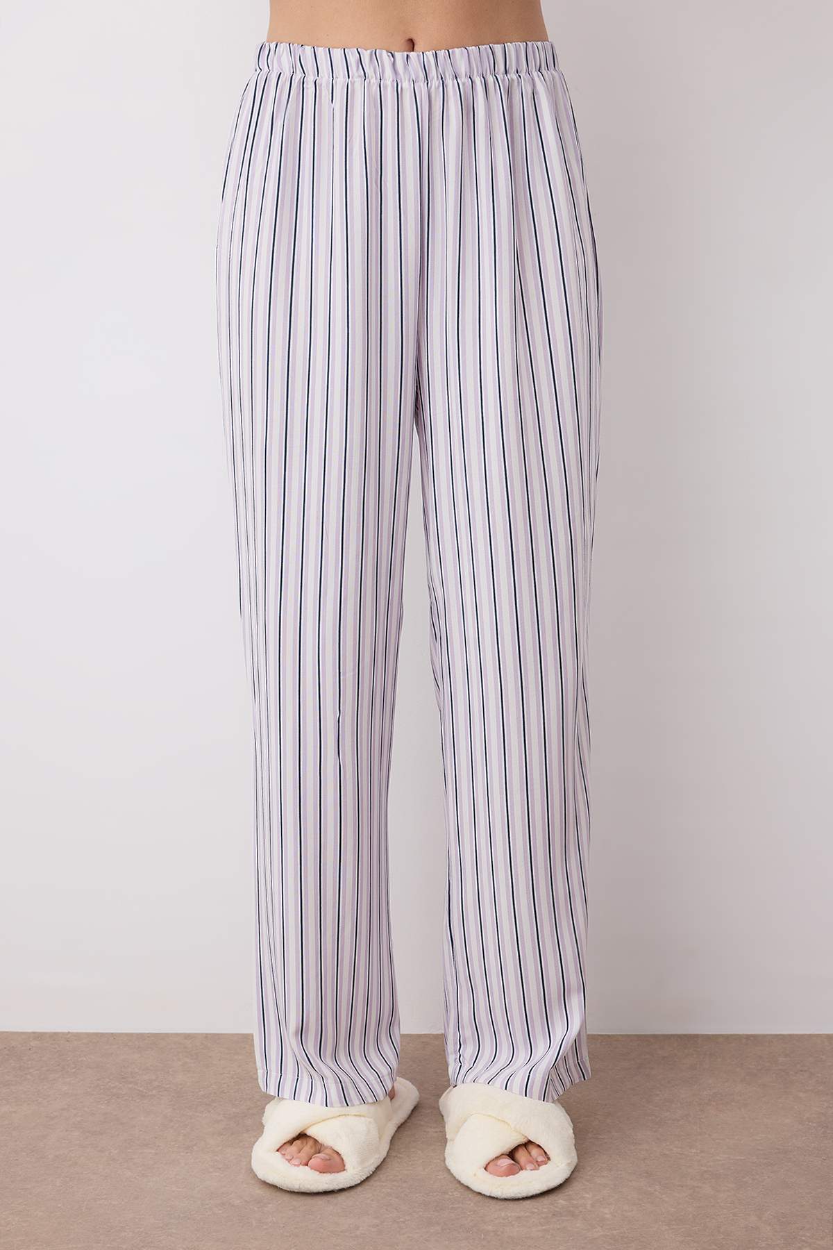 Trendyolmilla  Beyaz-Lila Çizgili Düğmeli Üst Örme Alt Viskon Dokuma Pijama Takımı THMAW26PT00016 - Görsel 3