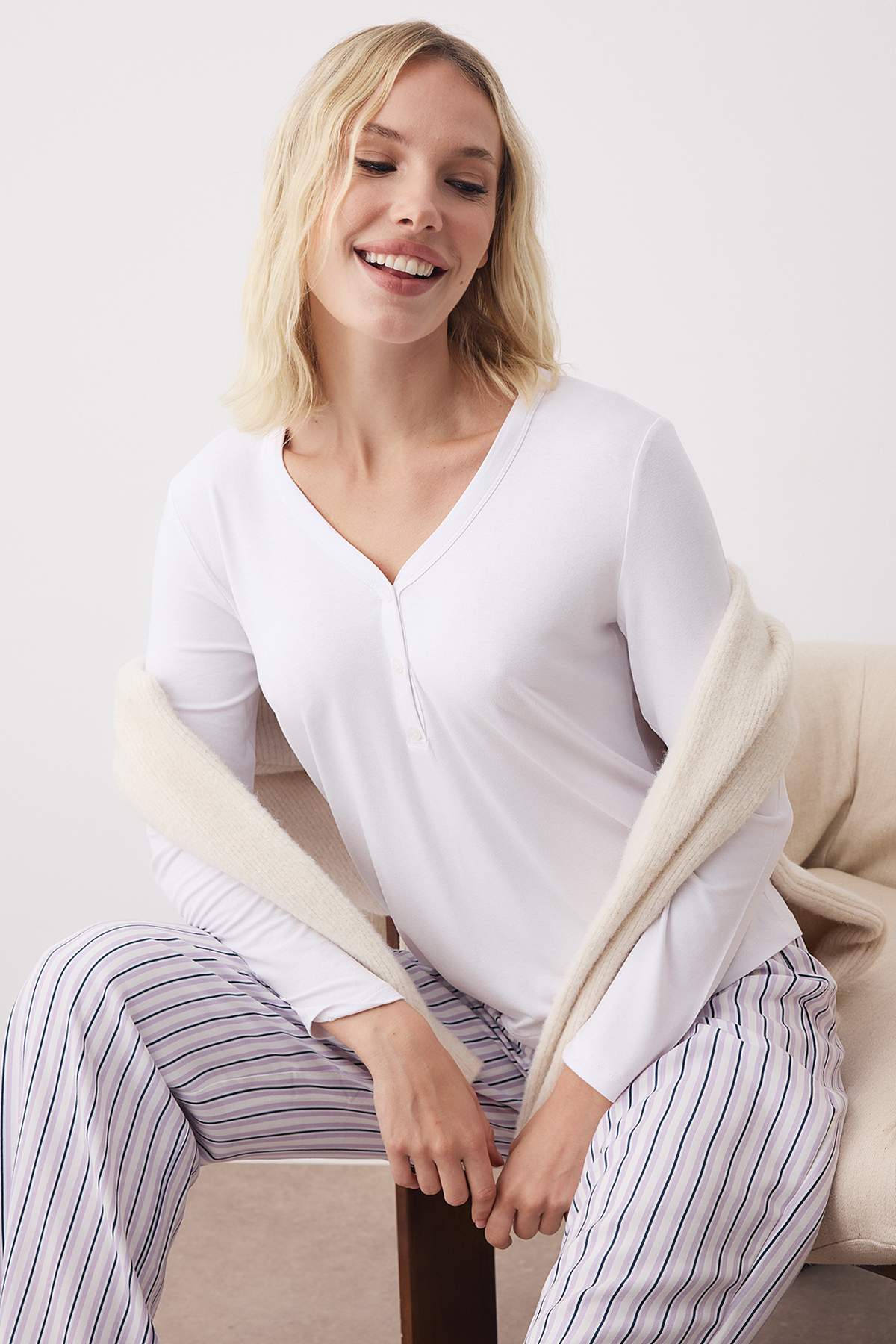 Trendyolmilla  Beyaz-Lila Çizgili Düğmeli Üst Örme Alt Viskon Dokuma Pijama Takımı THMAW26PT00016 - Görsel 2