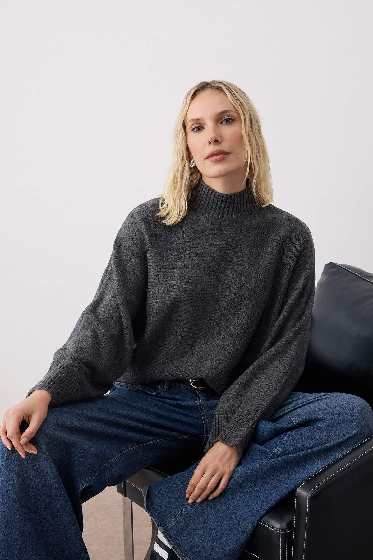 Trendyol Collection Antracytowy sweter z miękkiej teksturowanej dzianiny o szerokim kroju TWOAW20KZ1059