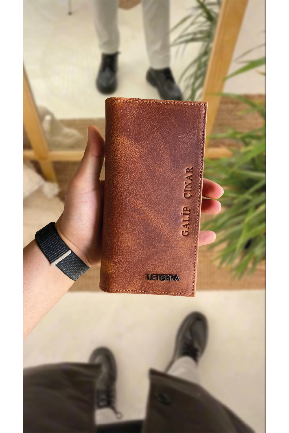 AKING HAKİKİ DERİ MIKNATISLI EL TUTMALI TELEFON BÖLMELİ CÜZDAN