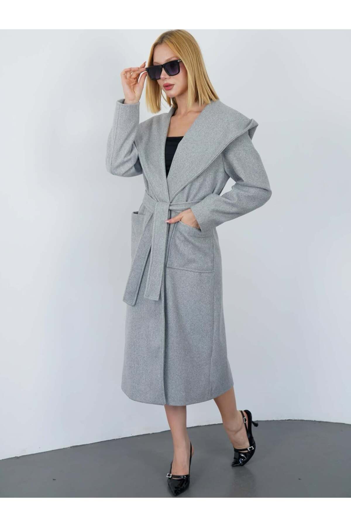 Fibula  Kapşonlu ve astarlı kaşe manto