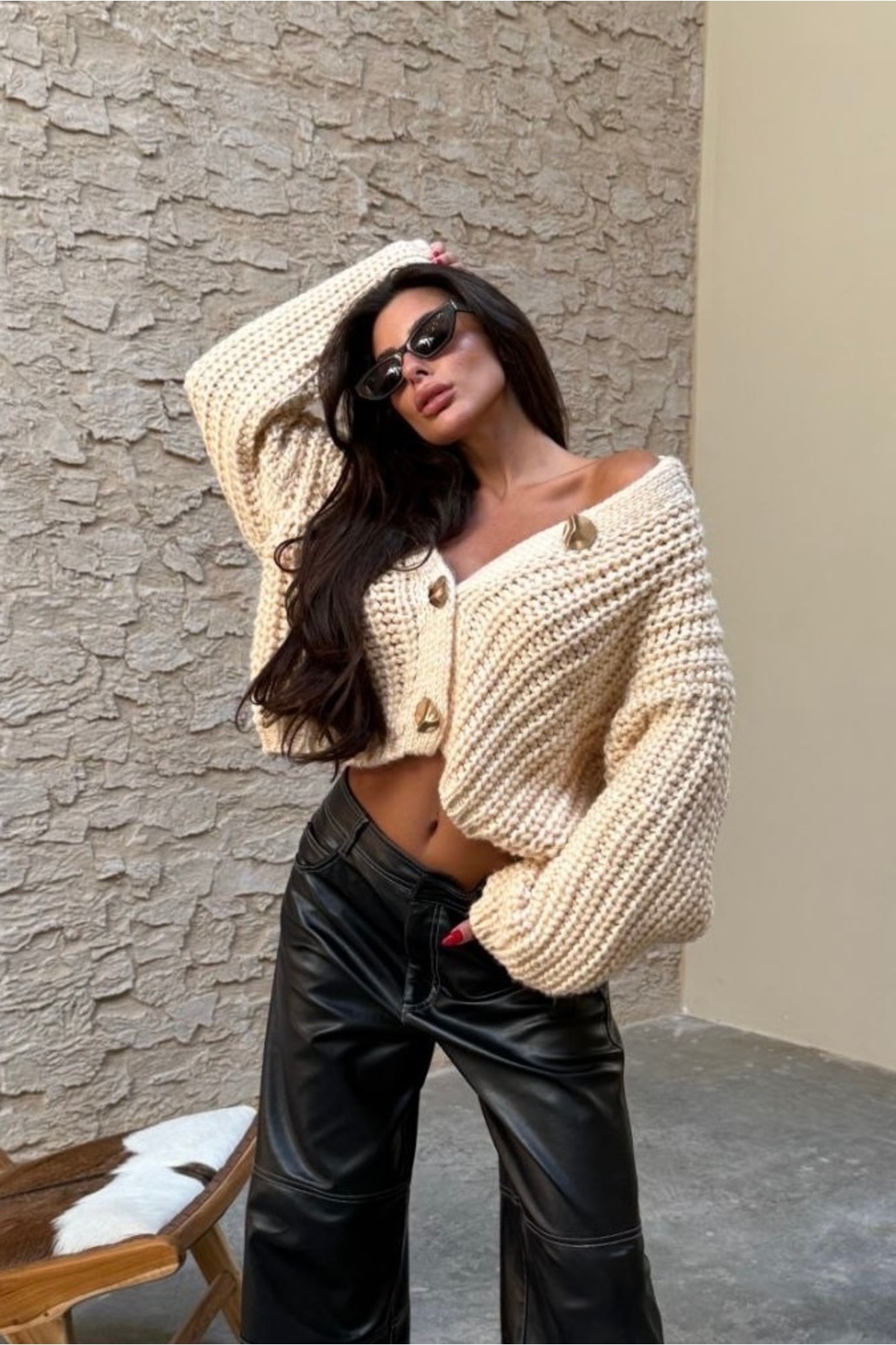 Noi Belis Oversize Crop Boy pletený kardigan s veľkými gombíkmi AW25HI0019