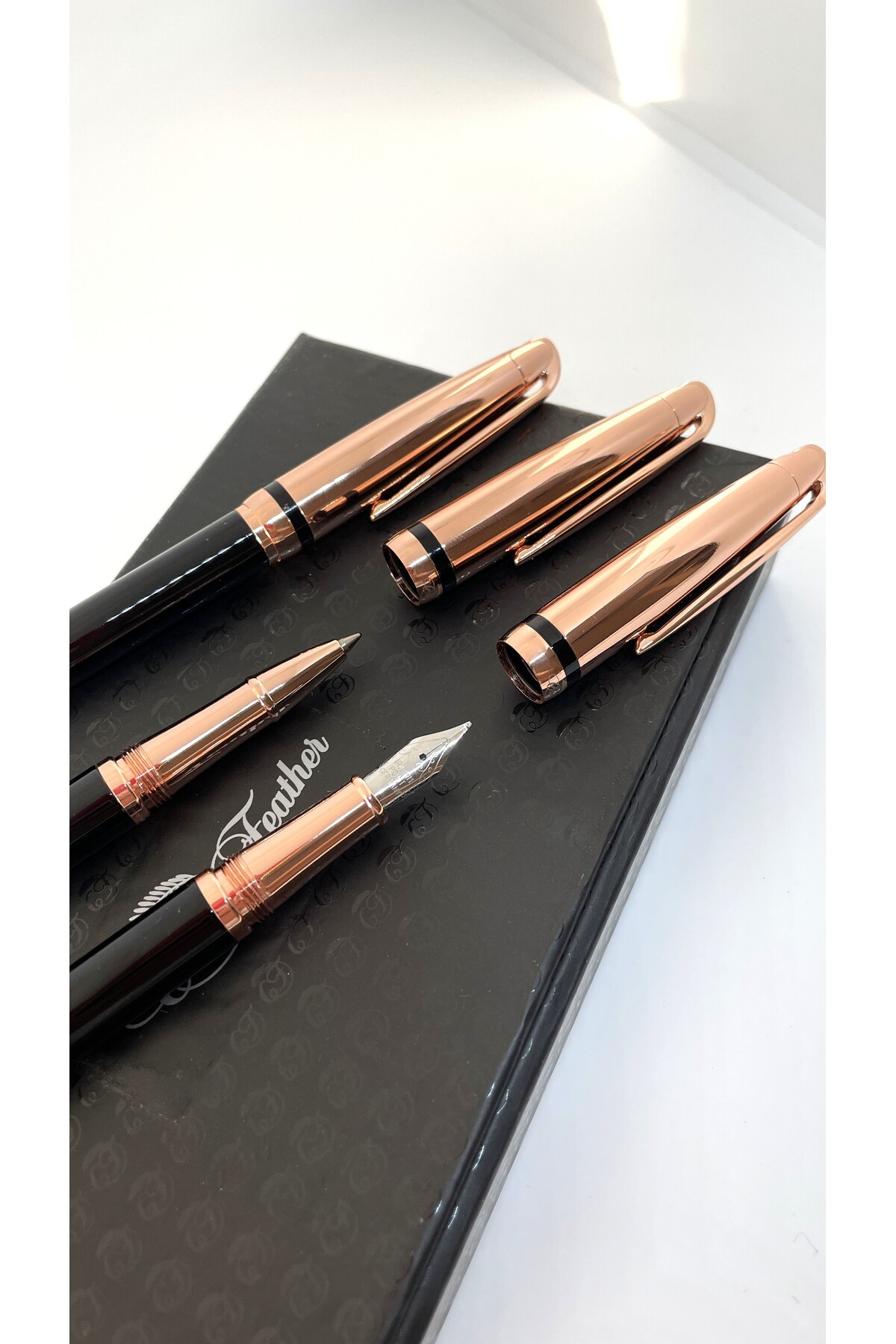 Crow Feather Rose Gold Detaylı 3lü Kalem Seti - Dolma, Roller ve Tükenmez Kalem | Lüks Hediye Kutulu