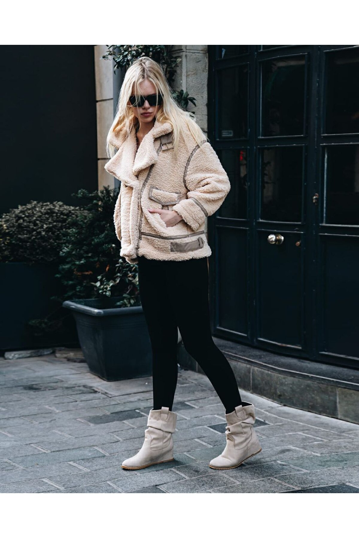 Damen-Fellmantel mit breitem Kragen, Druckknöpfen und Taschen, beige - Görsel 6