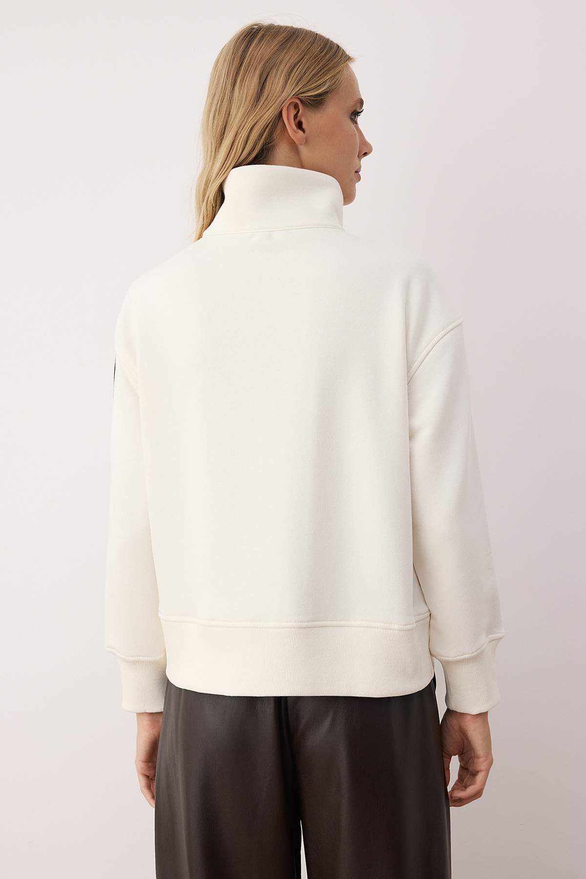 Trendyolmilla  Ekru Fermuarlı Polo Yaka Şerit Detaylı Regular/Normal Kesim Örme Sweatshirt TWOAW26SW00034 - Görsel 5