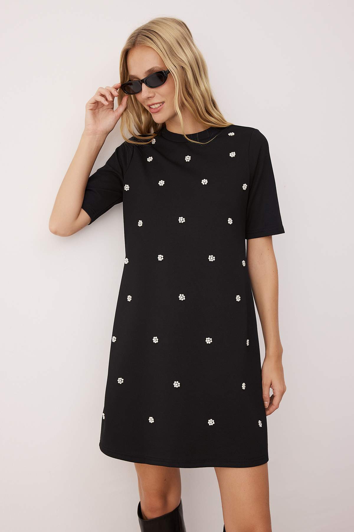 Trendyol Collection Μίνι πλεκτό φόρεμα με μαύρο μανίκι Turvakar TWOAW26EL00169
