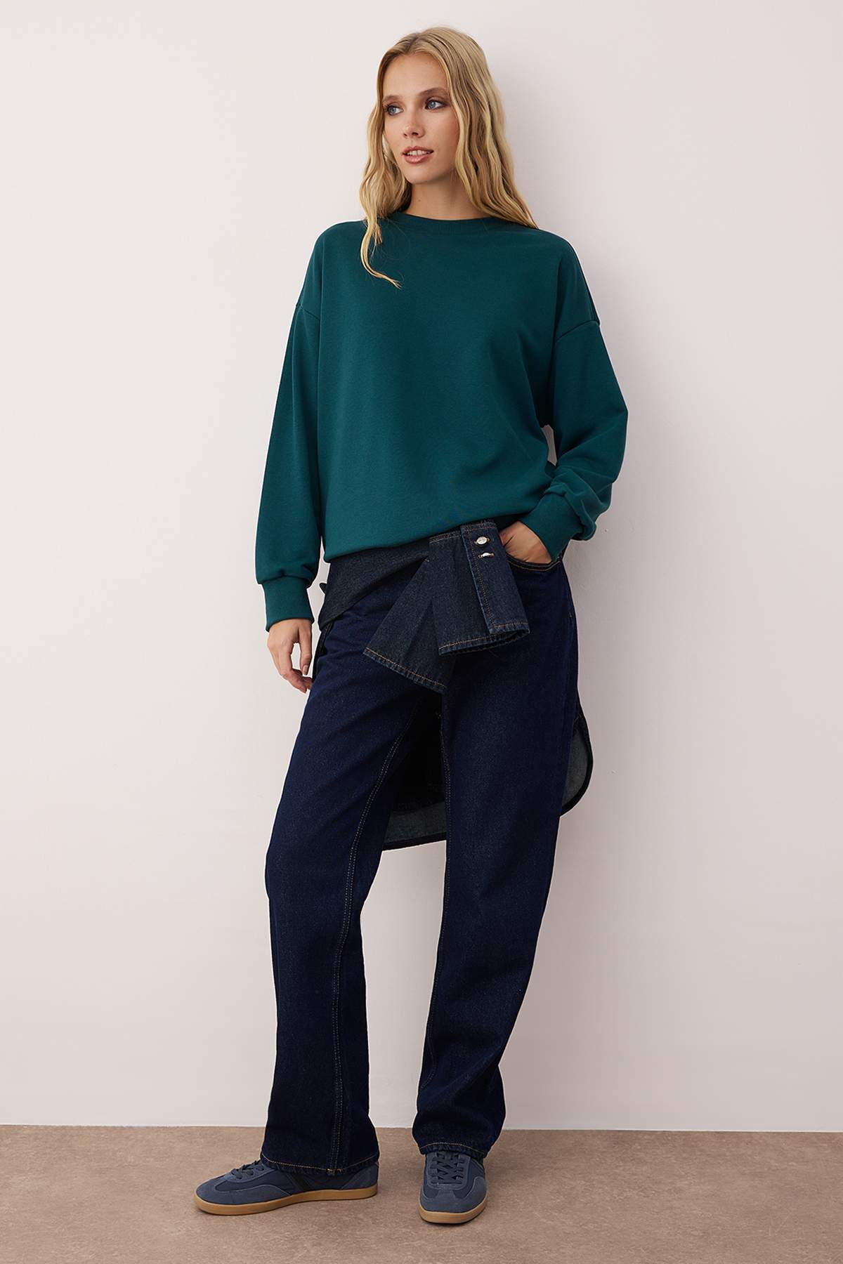 Trendyolmilla  Zümrüt Yeşili Oversize/Bol Kesim Bisiklet Yaka Kalın Şardonsuz Örme Sweatshirt TWOAW26SW00029 - Görsel 3