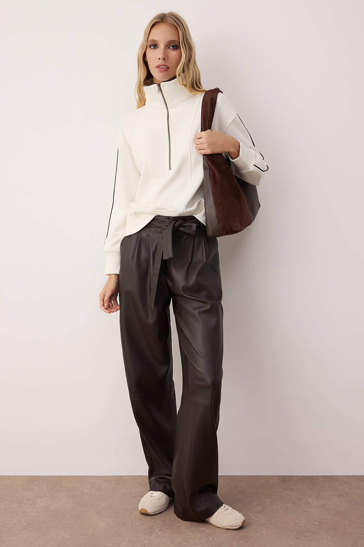 Trendyolmilla  Ekru Fermuarlı Polo Yaka Şerit Detaylı Regular/Normal Kesim Örme Sweatshirt TWOAW26SW00034 - Görsel 3