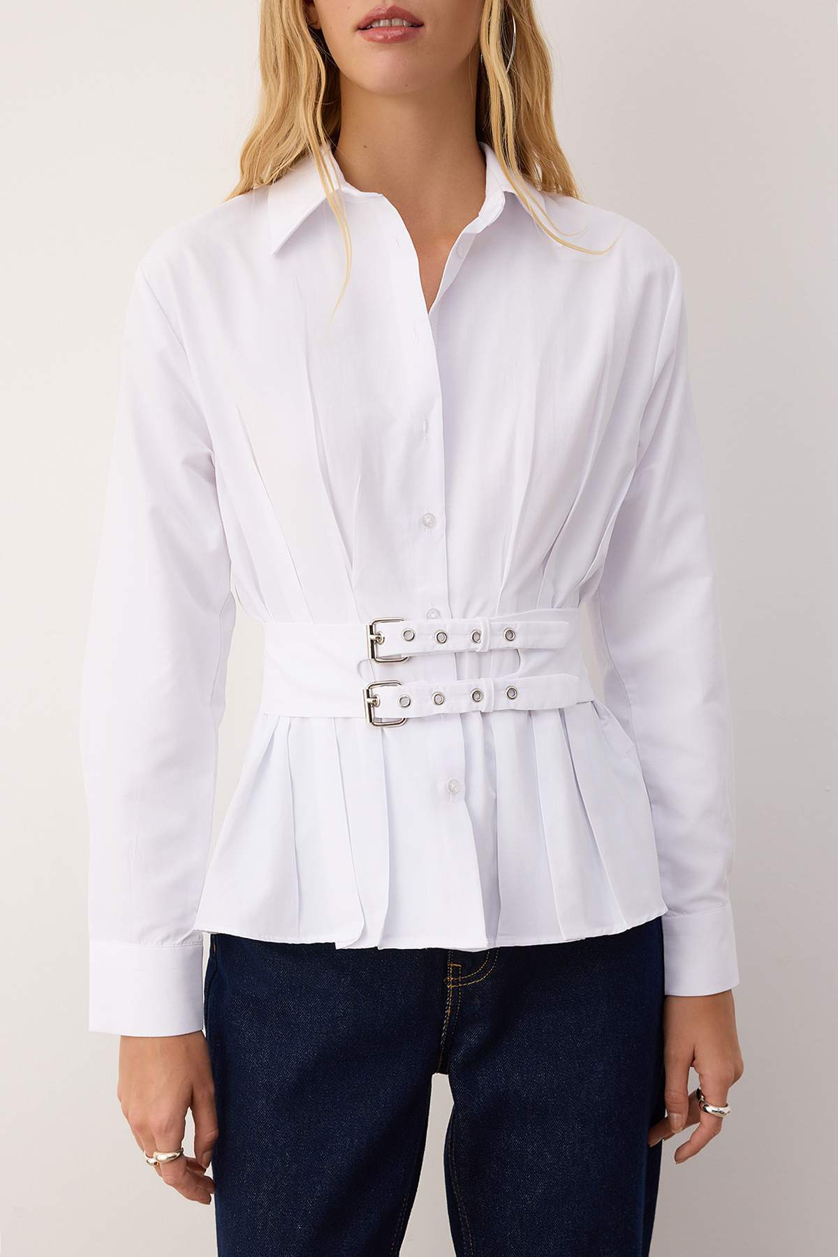 Trendyolmilla  Beyaz Kemer Detaylı Pileli Bele Oturan Gömlek TWOAW26GO00069 - Görsel 3