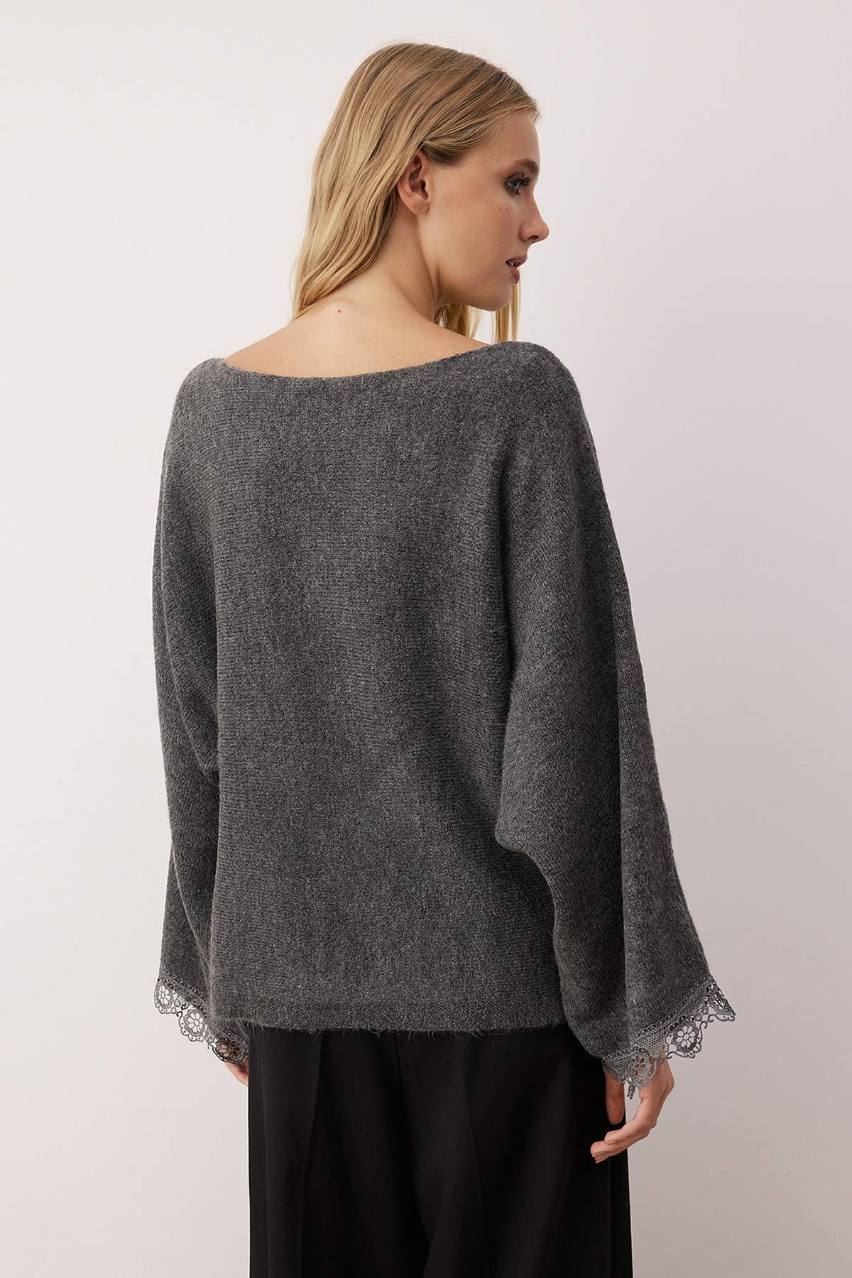 Trendyolmilla  Antrasit Dantel Garnili Yumuşak Dokulu Triko Kazak TWOAW26KZ00228 - Görsel 4
