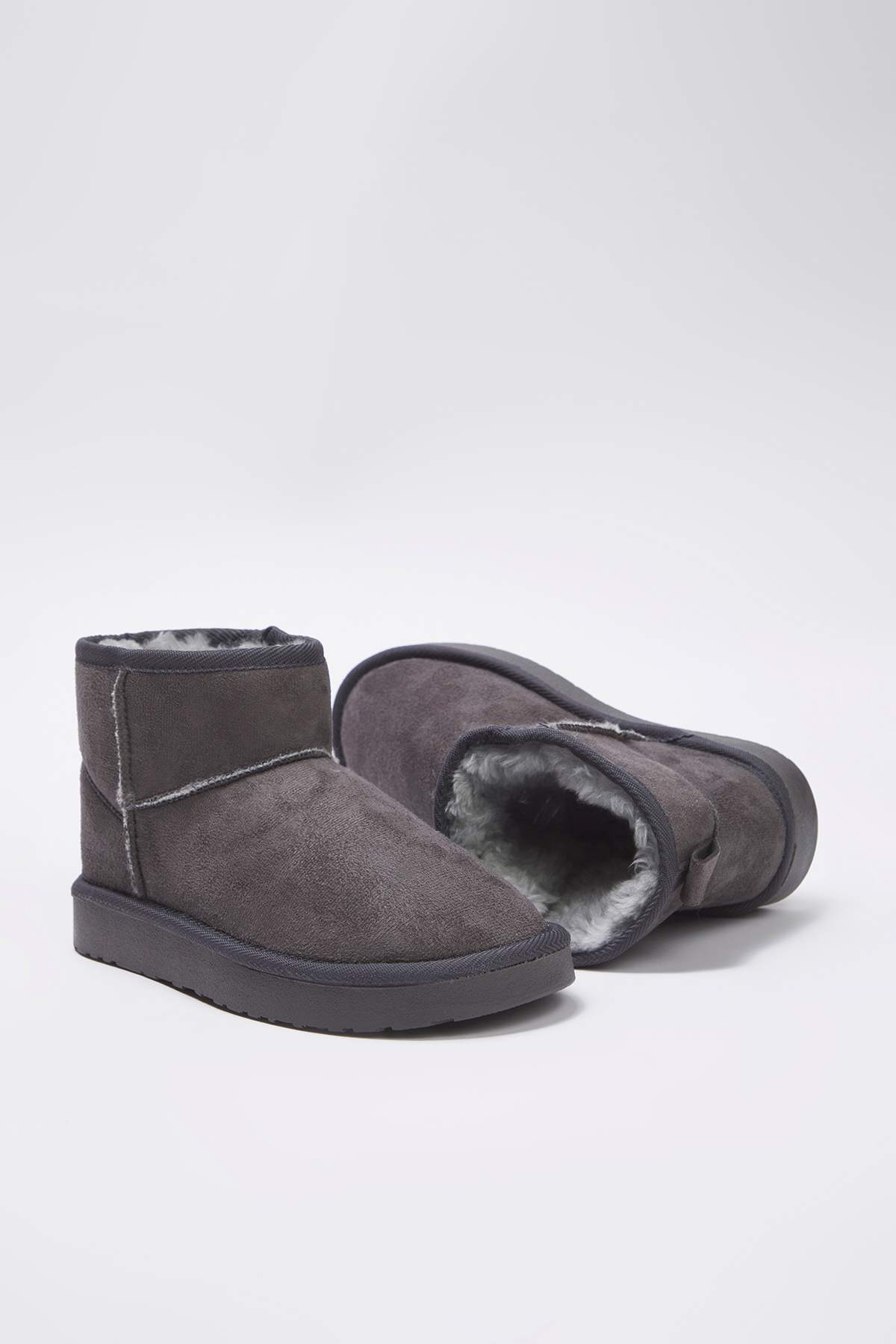 TRENDYOL SHOES Graue, pelzgefütterte Damenstiefel mit runder Zehenpartie und flachem PlateauabsatzTAKAW26BO00001