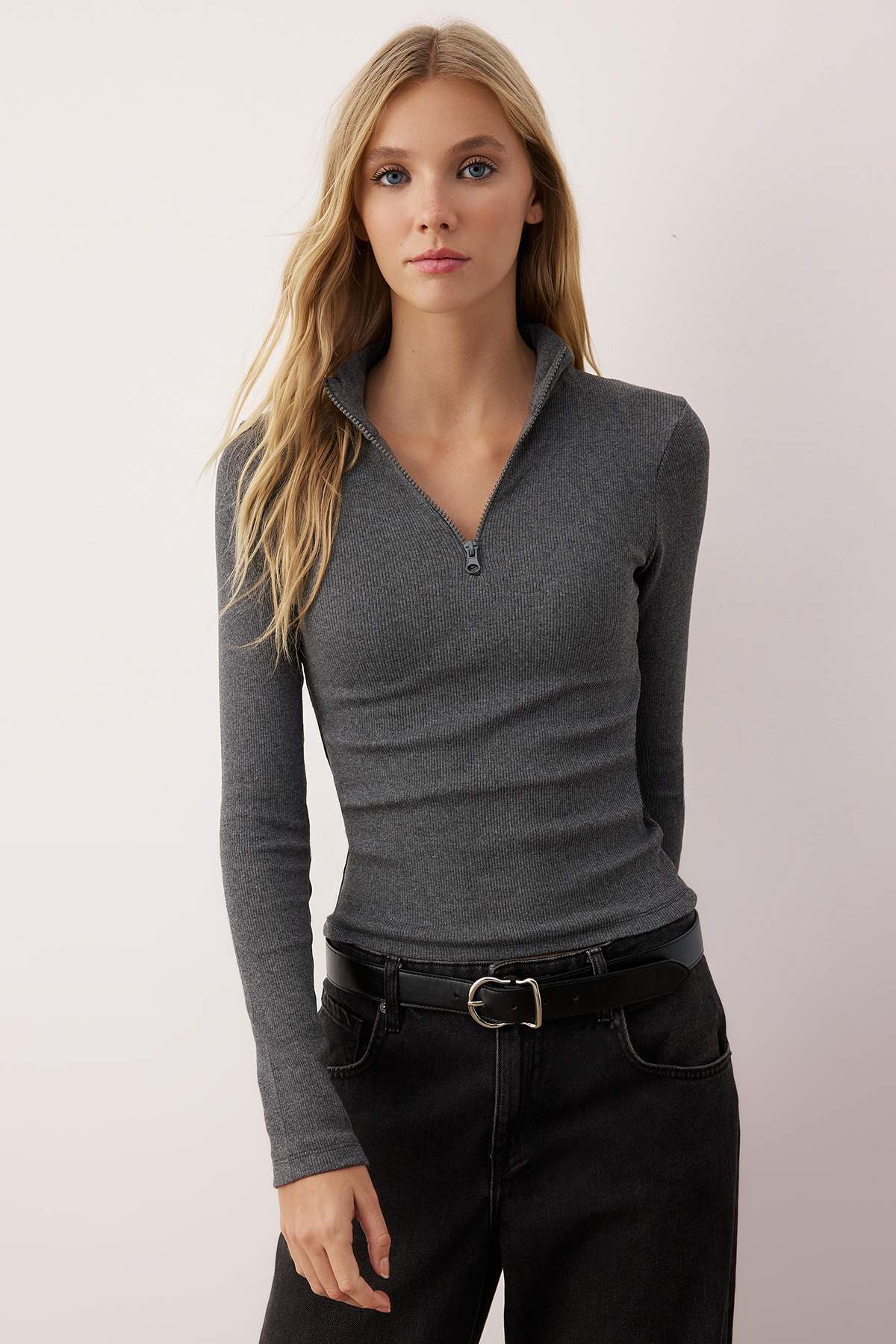 Trendyolmilla  Antrasit Fitted/vücuda Oturan Fermuarlı Yaka Esnek Örme Bluz TWOAW25BZ00163 - Görsel 2