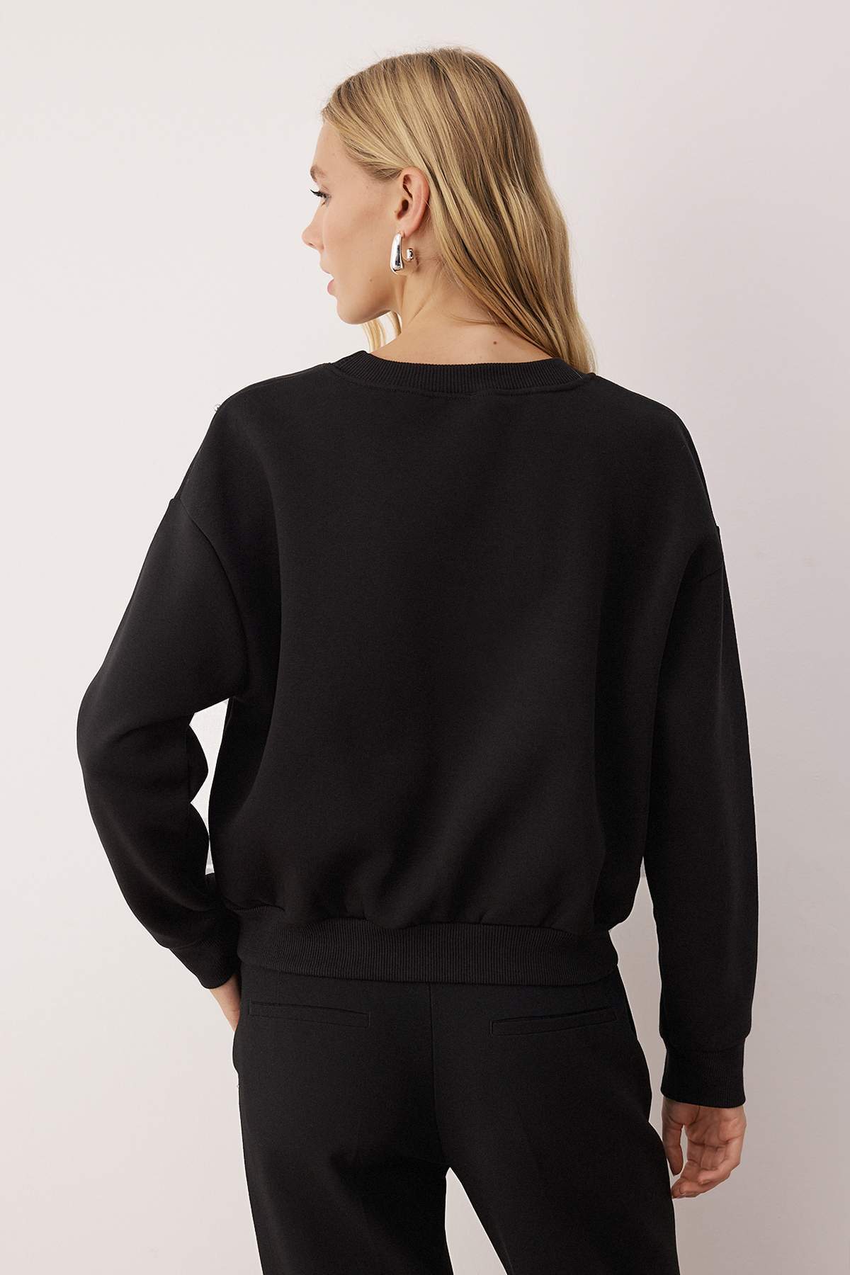 Trendyolmilla  Siyah Taş Akseusar Detaylı Bisiklet Yaka Regular Crop Örme Sweatshirt TWOAW26SW00090 - Görsel 4