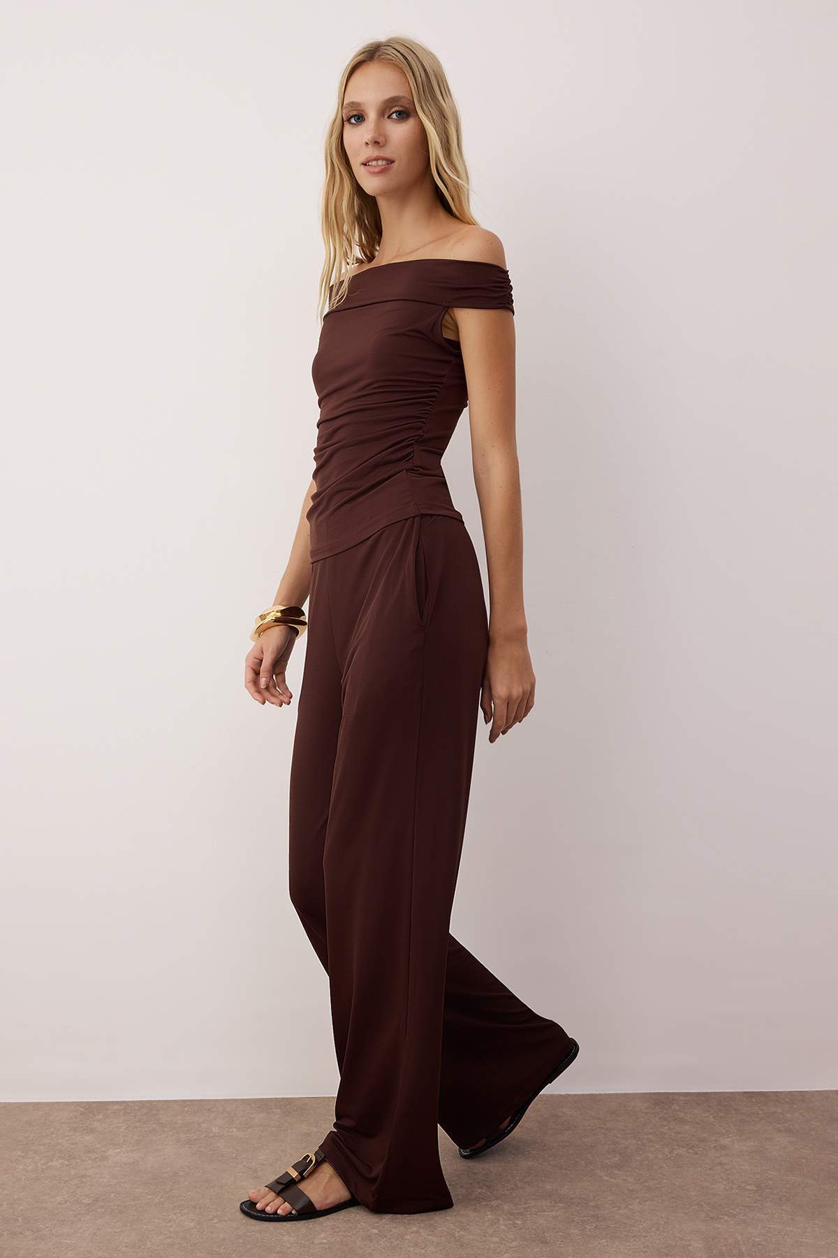 Trendyolmilla  Kahverengi Carmen Yaka Esnek Örme Bluz/Pantolon Alt-Üst Takım TWOSS24AU00035