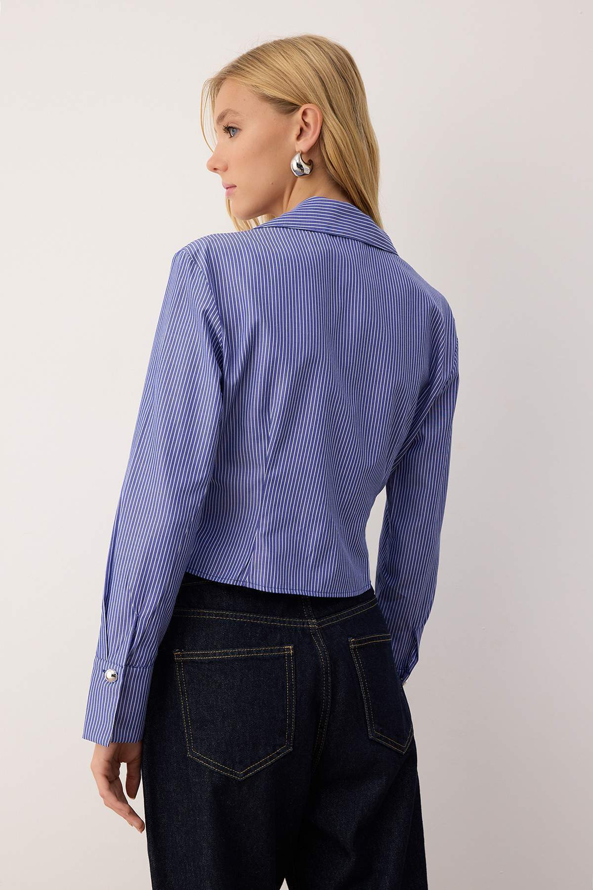 Trendyolmilla  Lacivert Çizgili Gümüş Düğme Detaylı Gömlek TWOAW26GO00081 - Görsel 4