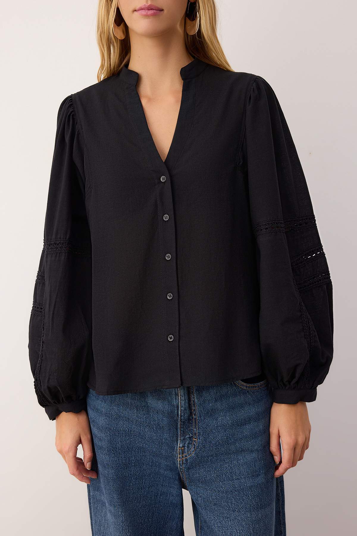 Trendyolmilla  Siyah Kolları Dantel Şerit Detaylı Boho Gömlek TWOAW26GO00068 - Görsel 4