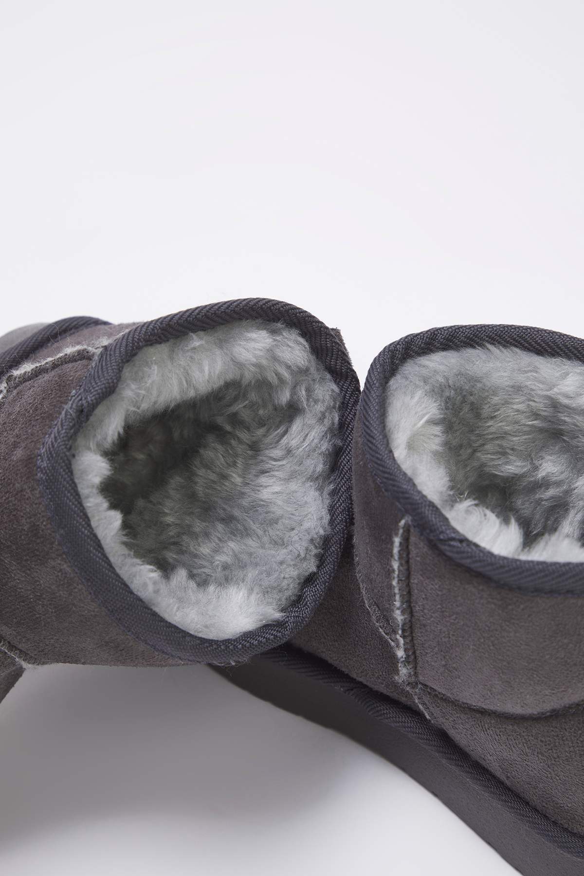 TRENDYOL SHOES Graue, pelzgefütterte Damenstiefel mit runder Zehenpartie und flachem PlateauabsatzTAKAW26BO00001