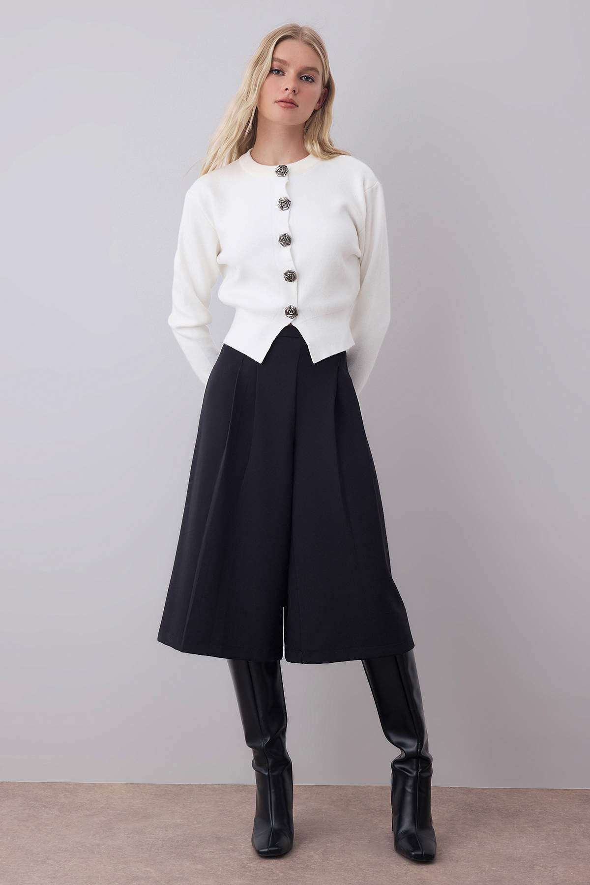 Trendyol Collection Ecru Premium-Garn/Spezialgarn Crop Rosa Knopfjacke Look Strickjacke TWOAW25HI00110