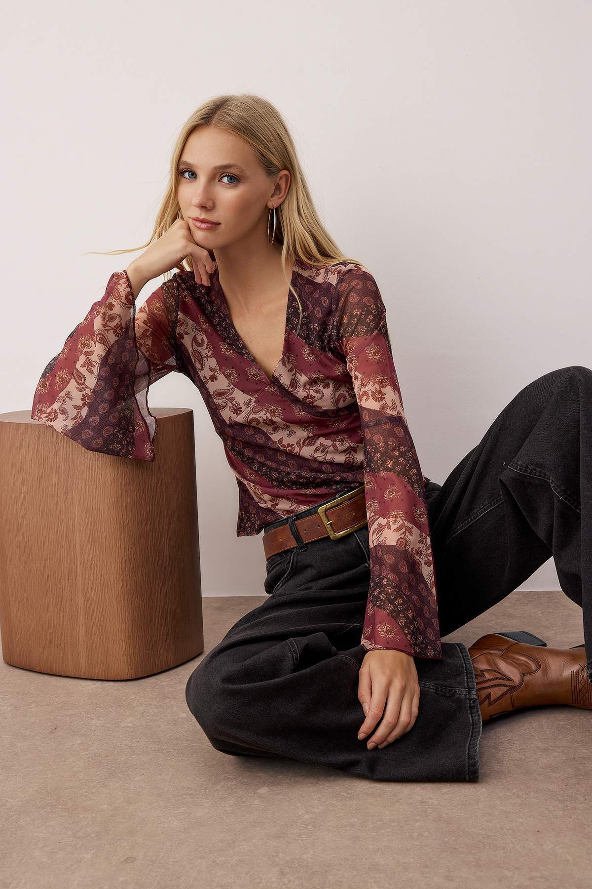 Trendyolmilla  Çok Renkli Boho/Boho Chic Baskılı V yaka İspanyol Kol Tül Esnek Örme Bluz TWOAW26BZ00239 - Görsel 2