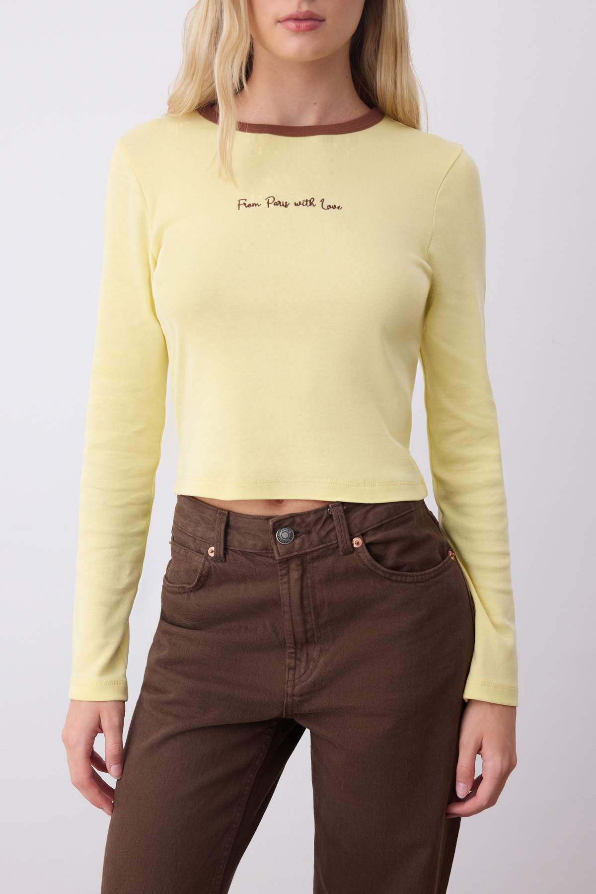 Trendyolmilla  Açık Sarı Nakışlı Fitted/Vücuda Oturan Kontrast Detaylı Örme T-Shirt TWOAW26TS00019 - Görsel 3