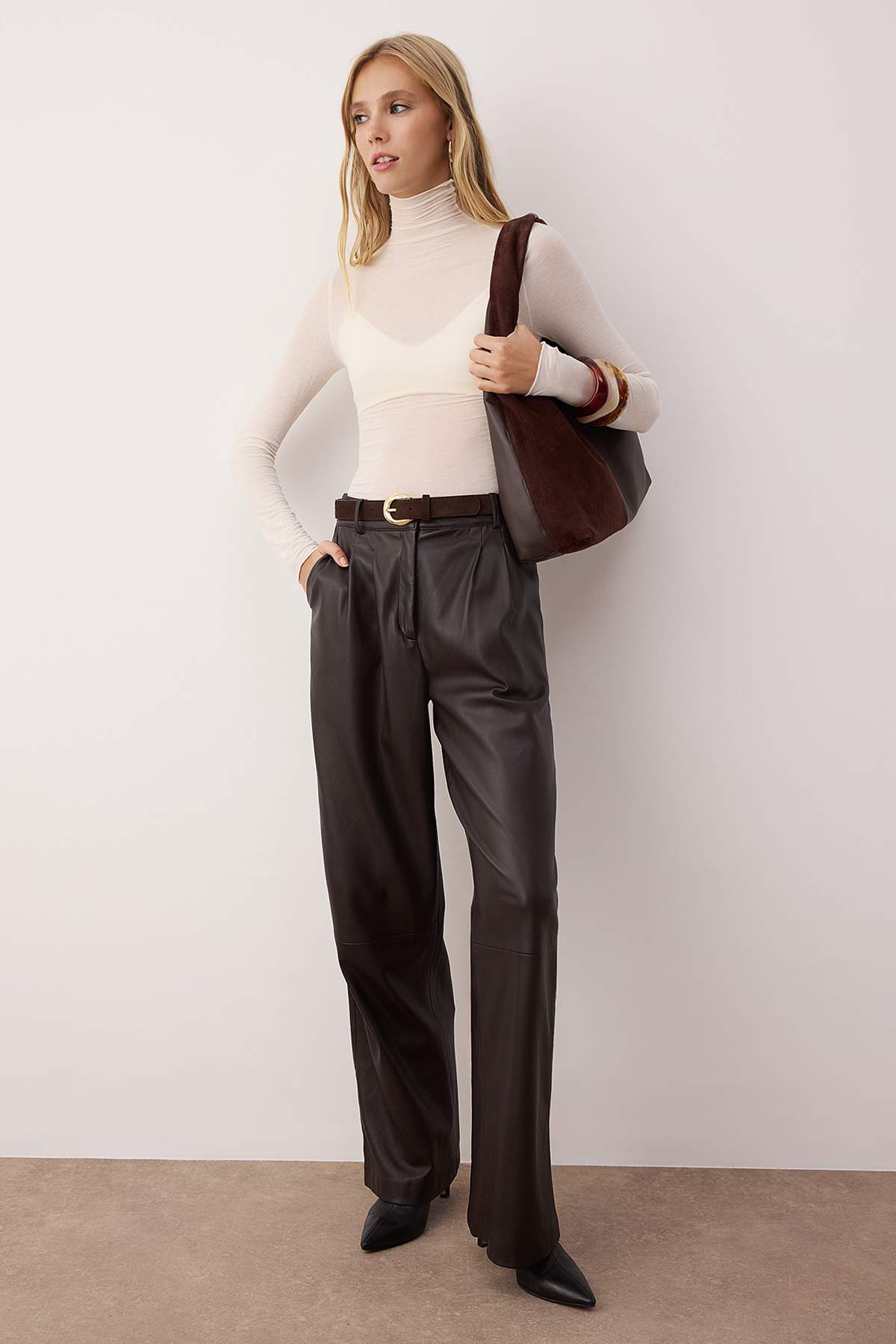 Trendyolmilla  Ekru Transparan Dik Yaka Esnek Normal Boy Örme Bluz TWOAW26BZ00266 - Görsel 2