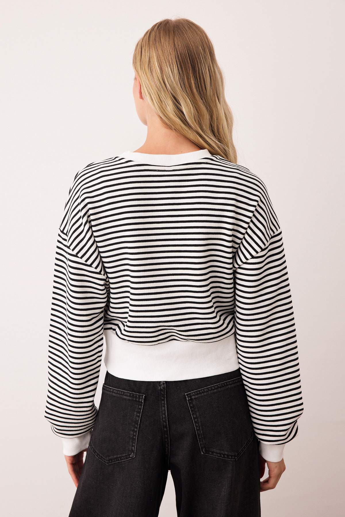 Trendyolmilla  Siyah Çizgili Regular/Normal Kalıp Örme Sweatshirt TWOAW26SW00103 - Görsel 4