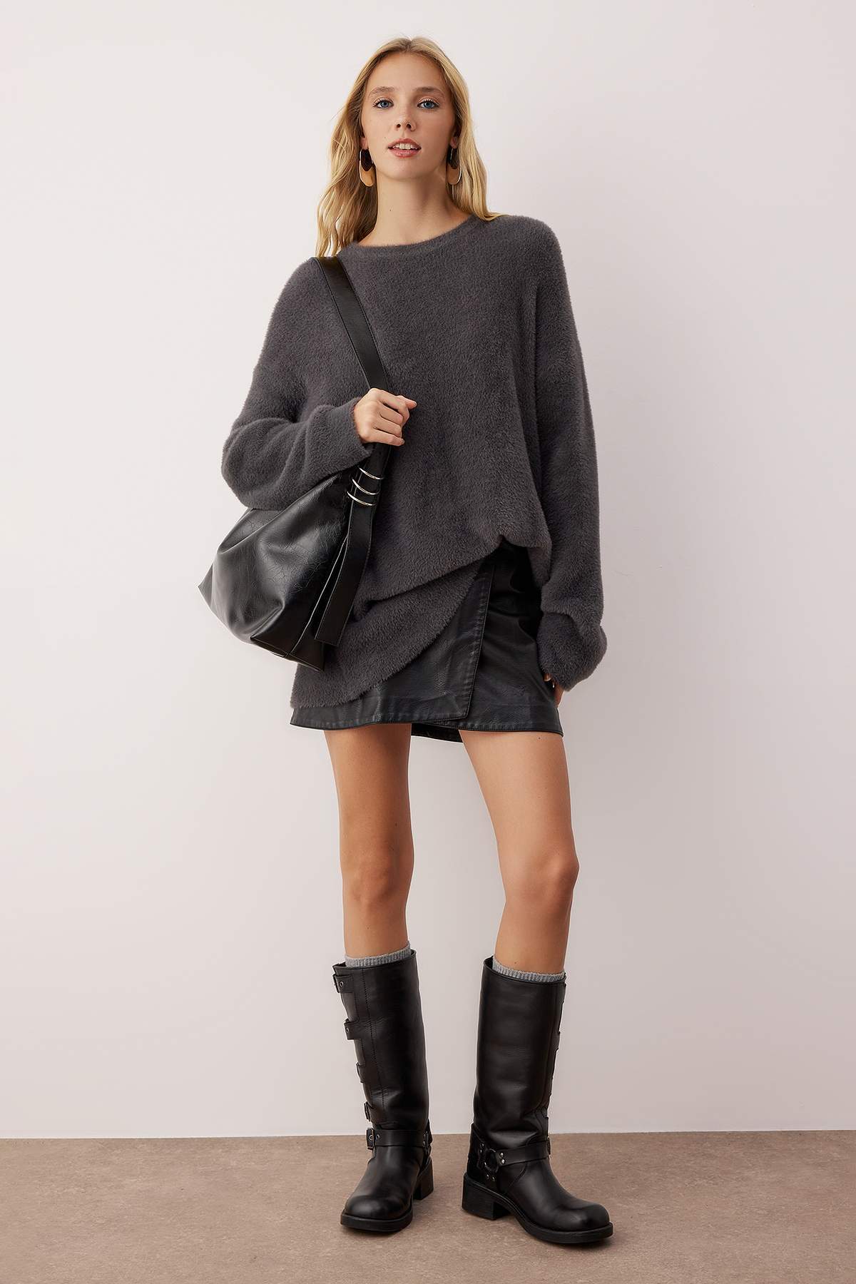 Trendyolmilla  Antrasit Geniş Kalıp Yumuşak Dokulu Triko Kazak TWOAW26KZ00207 - Görsel 2