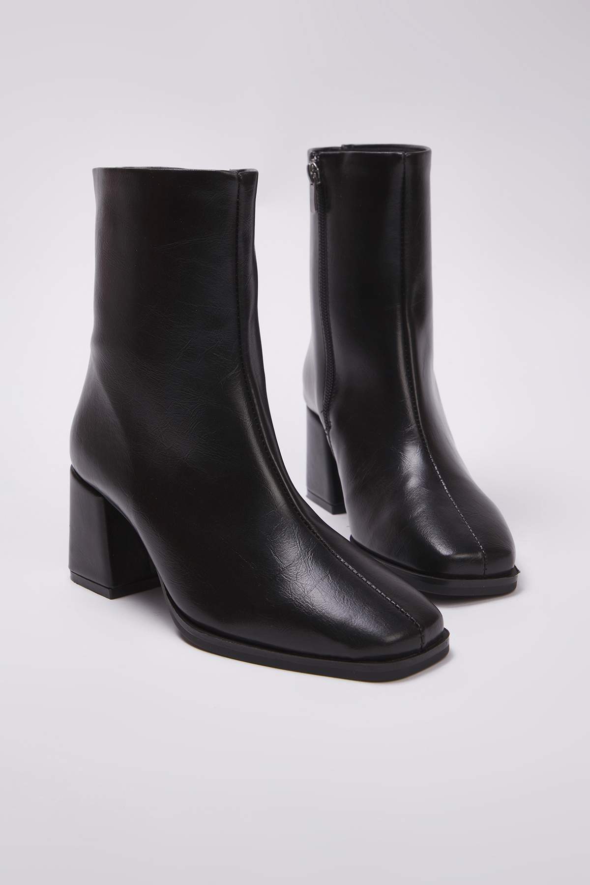 TRENDYOL SHOES Чорні жіночі черевики на підборах з квадратним носком
TAKAW26BO00069