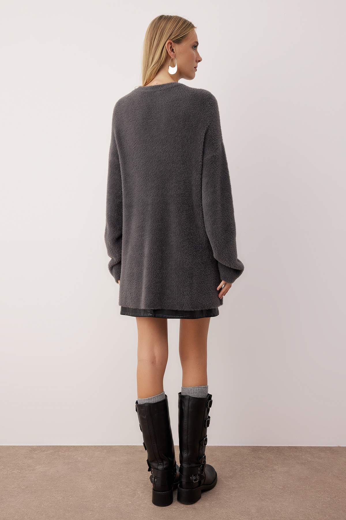 Trendyolmilla  Antrasit Geniş Kalıp Yumuşak Dokulu Triko Kazak TWOAW26KZ00207 - Görsel 4