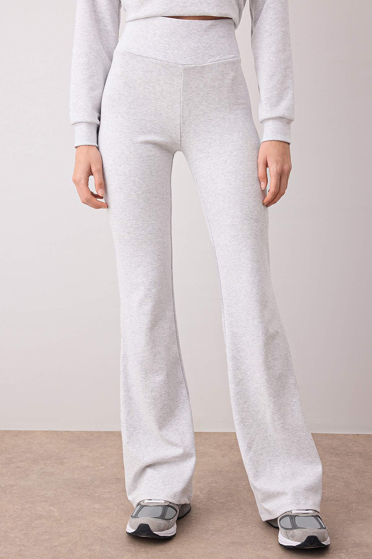 Trendyolmilla  Gri Melanj Bisiklet Yaka Regular Üst Flare/İspanyol Paça Örme Alt - Üst Takım TWOAW26AU00099 - Görsel 3