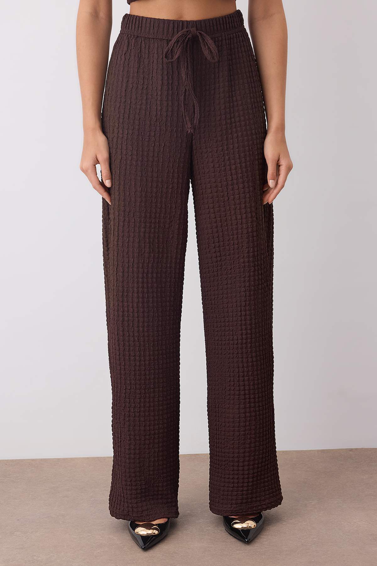 Trendyolmilla  Kahverengi Kruvaze Akseusar Detaylı Dokulu Esnek Örme Alt - Üst Takım TWOSS25AU00137 - Görsel 3