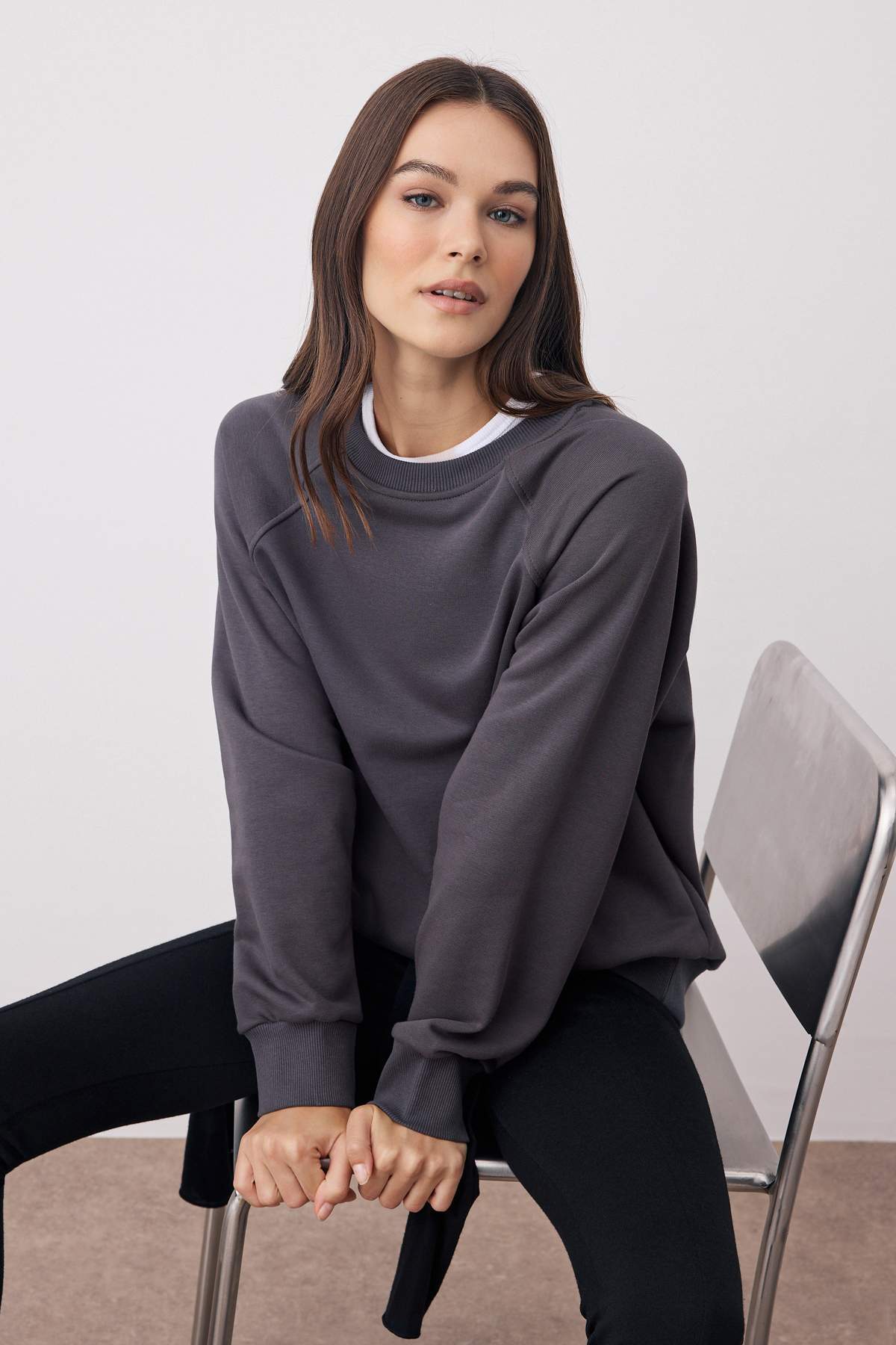 Trendyolmilla  Antrasit Relaxed/Rahat Kalıp Basic Reglan Kol Bisiklet Yaka Örme Sweatshirt TWOAW26SW00030 - Görsel 2