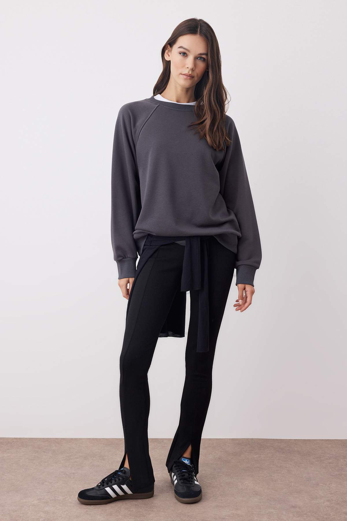 Trendyolmilla  Antrasit Relaxed/Rahat Kalıp Basic Reglan Kol Bisiklet Yaka Örme Sweatshirt TWOAW26SW00030 - Görsel 3
