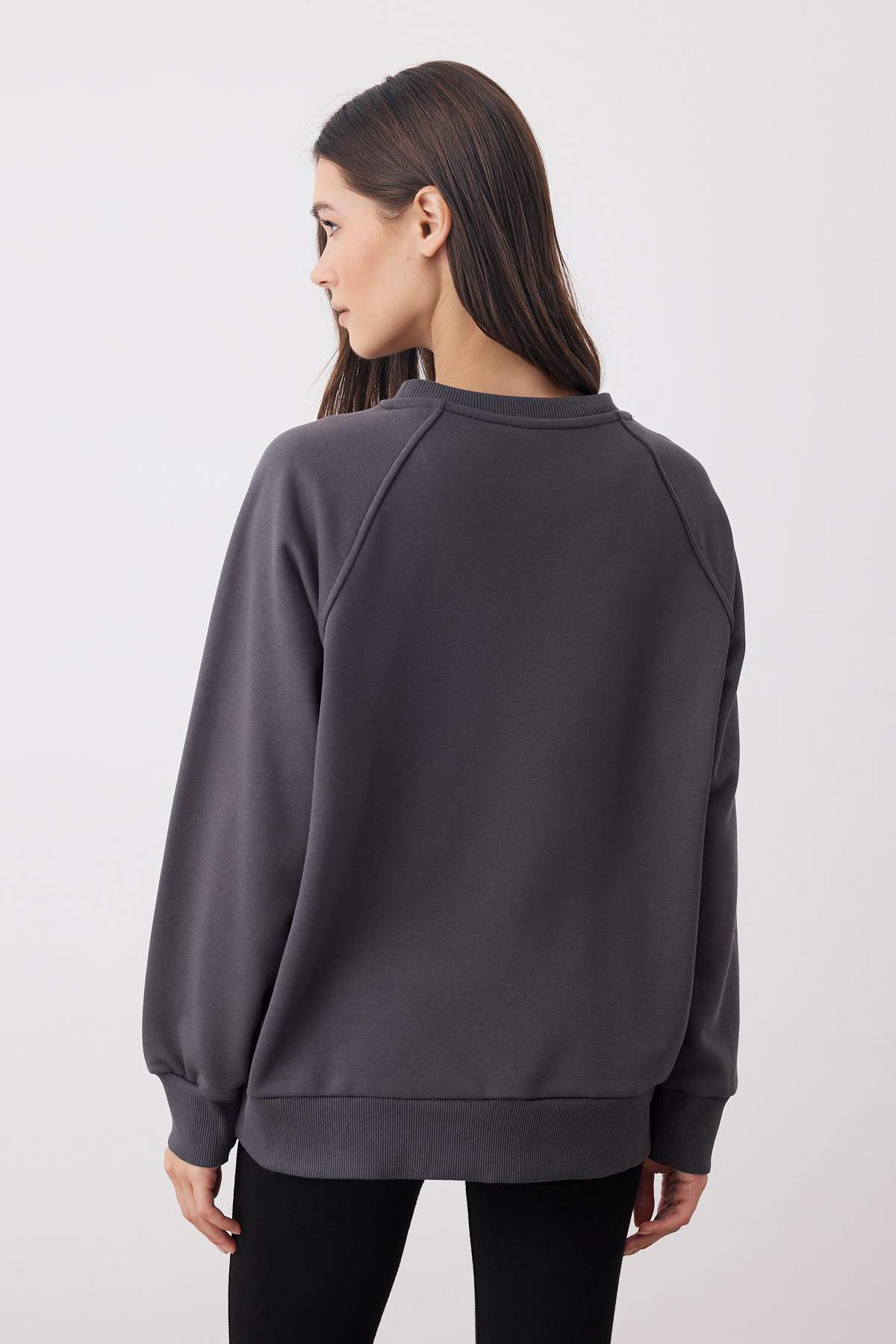 Trendyolmilla  Antrasit Relaxed/Rahat Kalıp Basic Reglan Kol Bisiklet Yaka Örme Sweatshirt TWOAW26SW00030 - Görsel 5