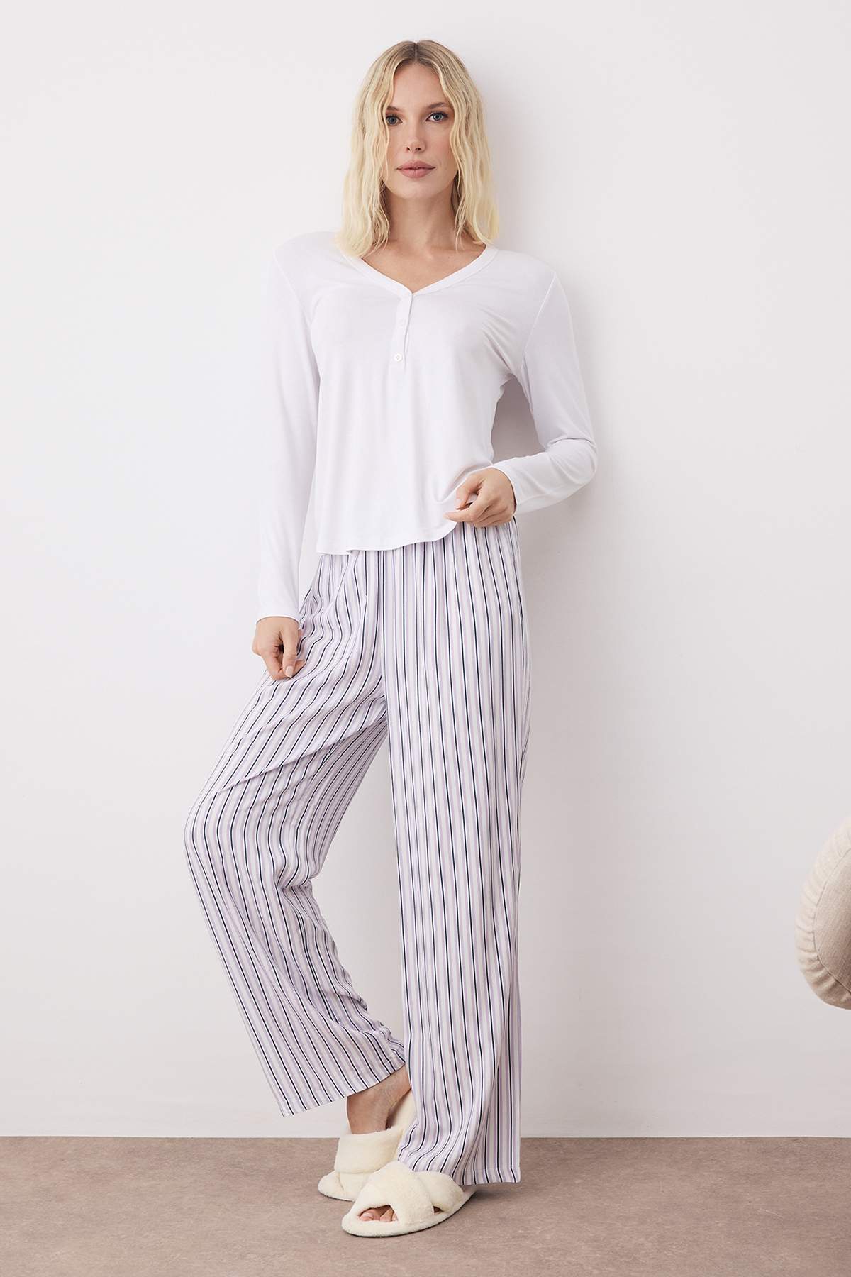 Trendyolmilla  Beyaz-Lila Çizgili Düğmeli Üst Örme Alt Viskon Dokuma Pijama Takımı THMAW26PT00016