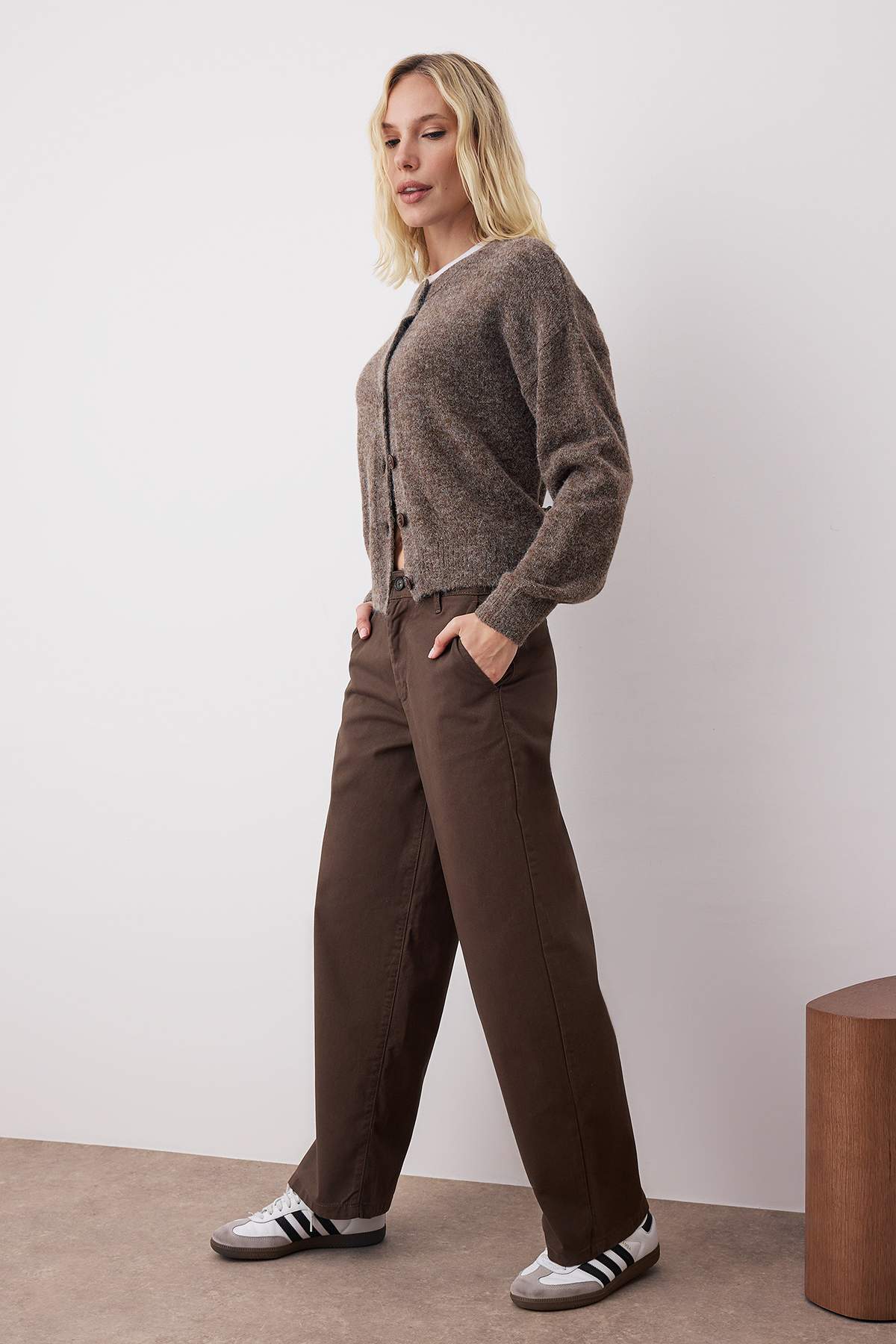 Trendyolmilla  Kahverengi Normal Bel Barrel Jeans TWOAW26JE00198 - Görsel 2