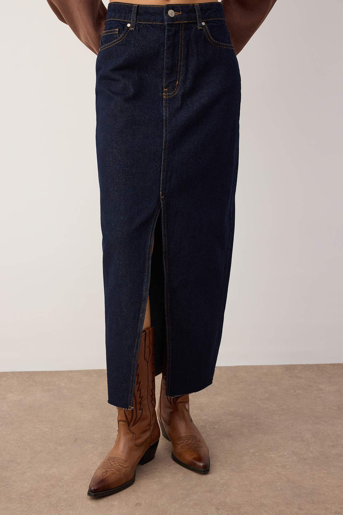 Trendyolmilla  More Sustainable Koyu Mavi Yırtmaçlı Maxi Denim Etek TWOSS23ET00290 - Görsel 3