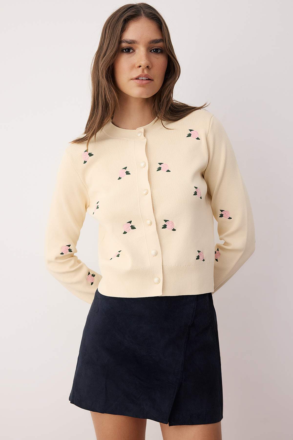 Trendyol Collection Knochenblumen-Stickerei bestickte Strickjacke TWOAW26HI00203