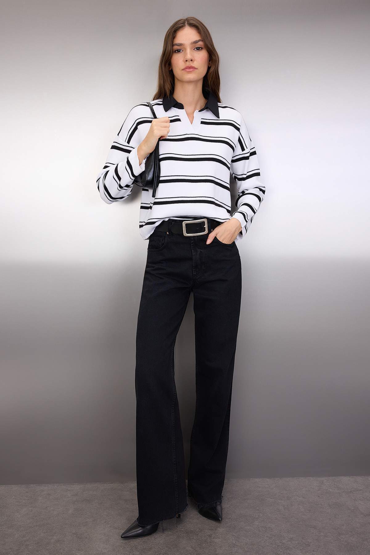 Trendyolmilla  Siyah Pamuklu Geniş Kalıp Gömlek Yaka Çizgili Triko Kazak TWOAW26KZ00143 - Görsel 2