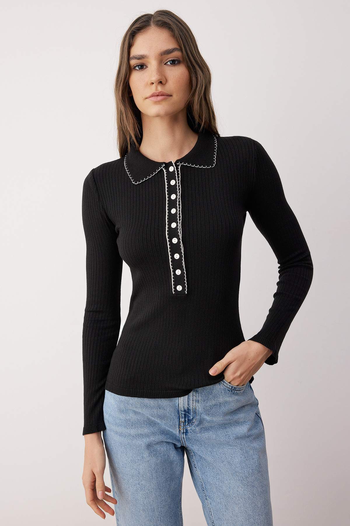 Trendyolmilla  Siyah Merserize Görünümlü Renk Bloklu Triko Kazak TWOAW26KZ00201 - Görsel 2